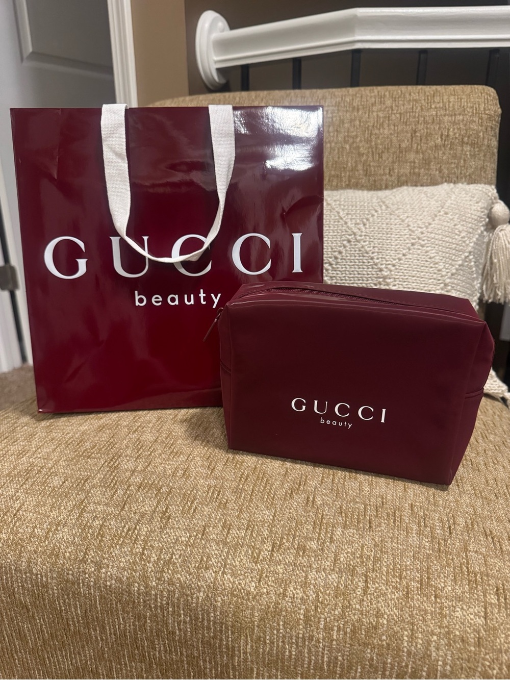 NEW AUTHENTIC GUCCI BEAUTY TOILETRY COSMETIC ZIPPERED POUCH W/ SHOPPING BAG